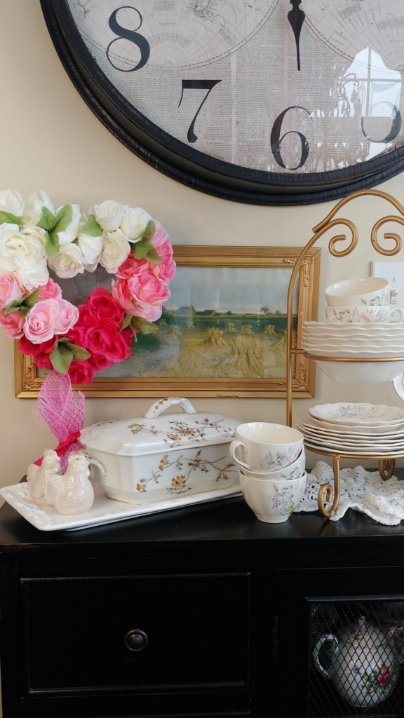 A vase of flowers on a table