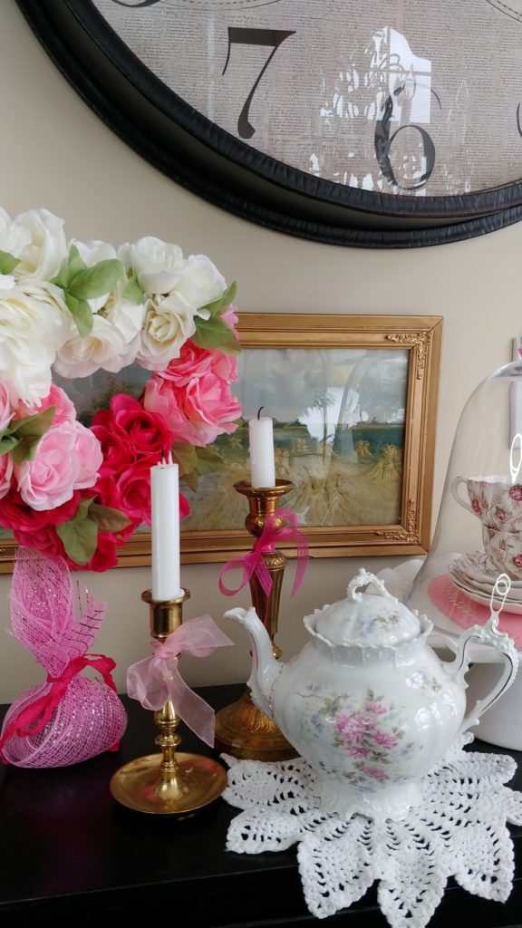 A vase of flowers on a table