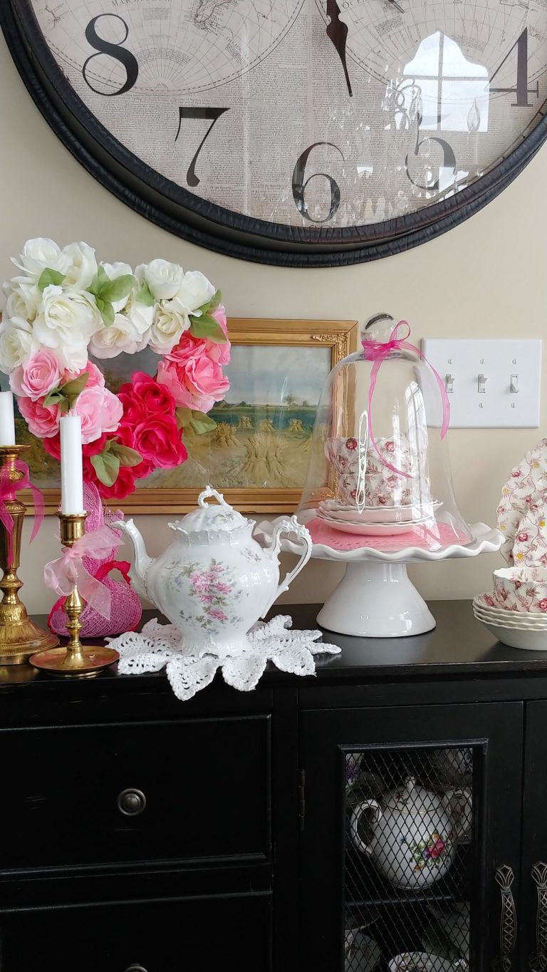 A vase of flowers on a table