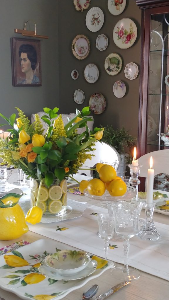 A vase of flowers on a table