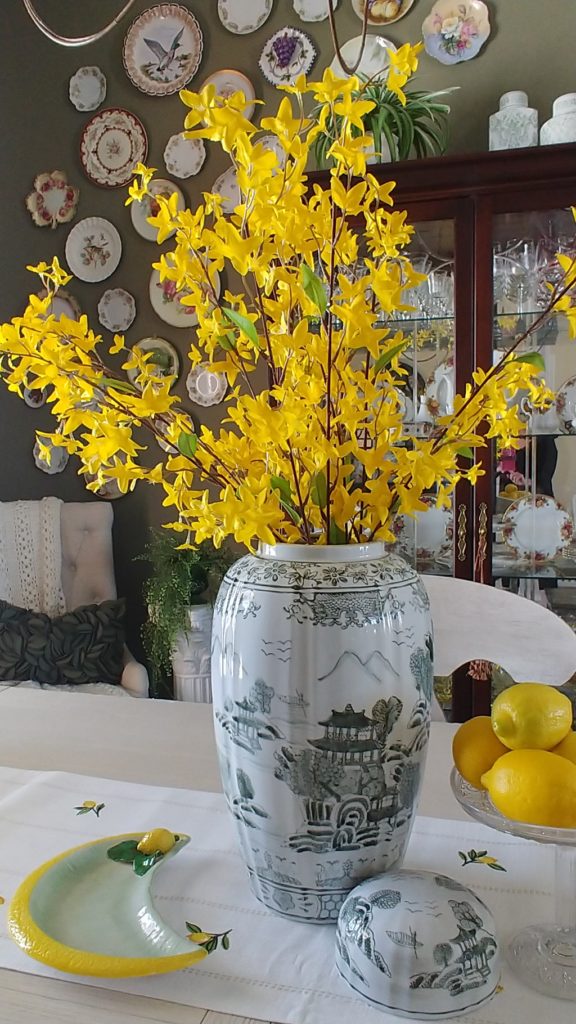 A vase of flowers on a table