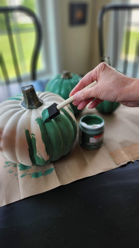 painting white pumpkin green