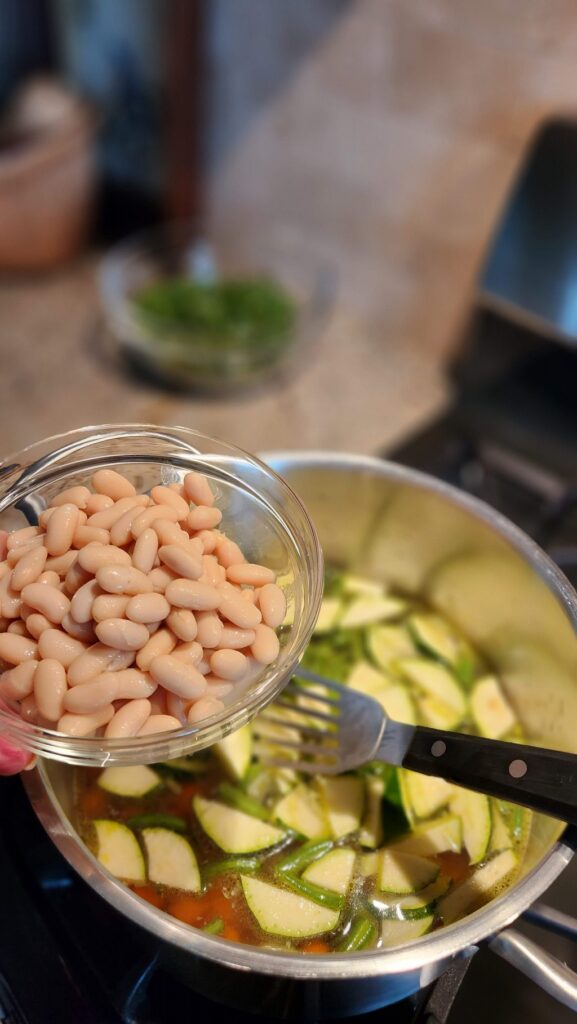 cannellini beans in glass bowl