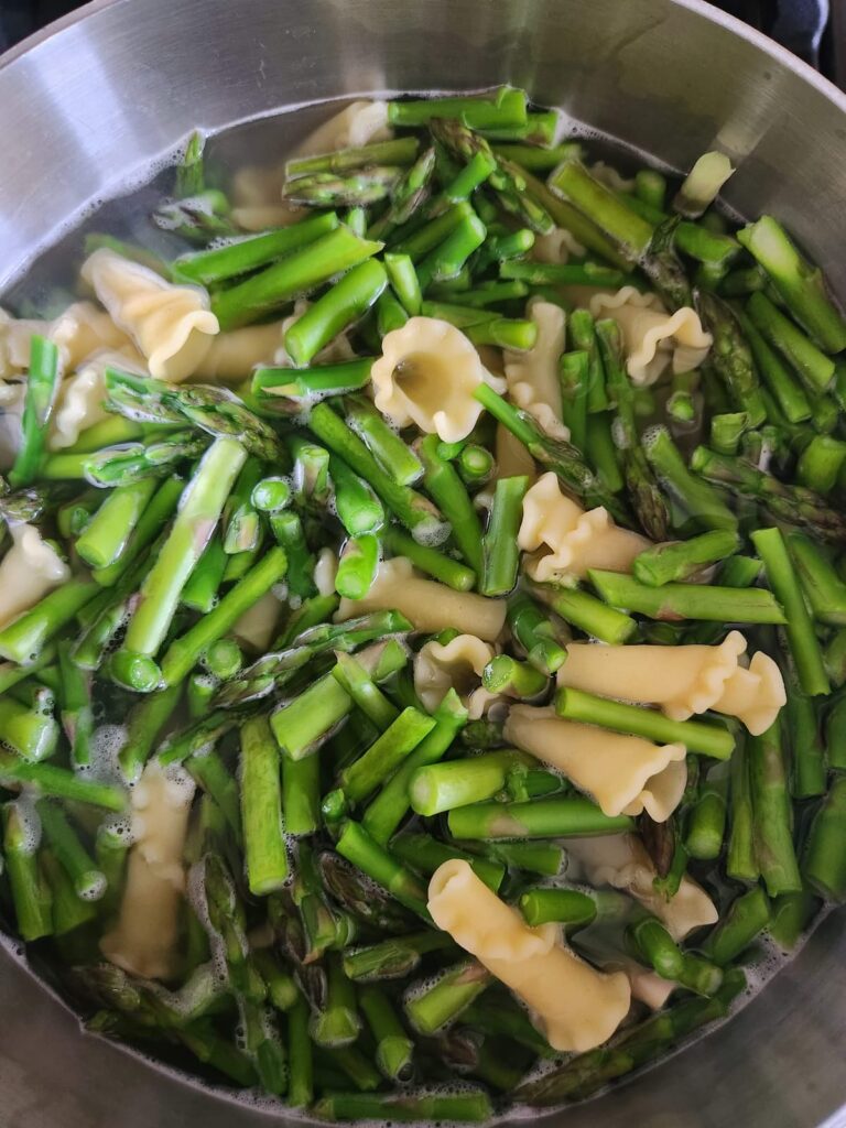 pasta with asparagus in pot