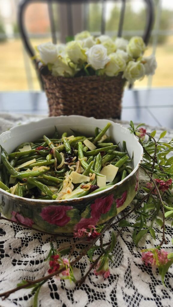 vegetarian green beans in vintage bowl on table