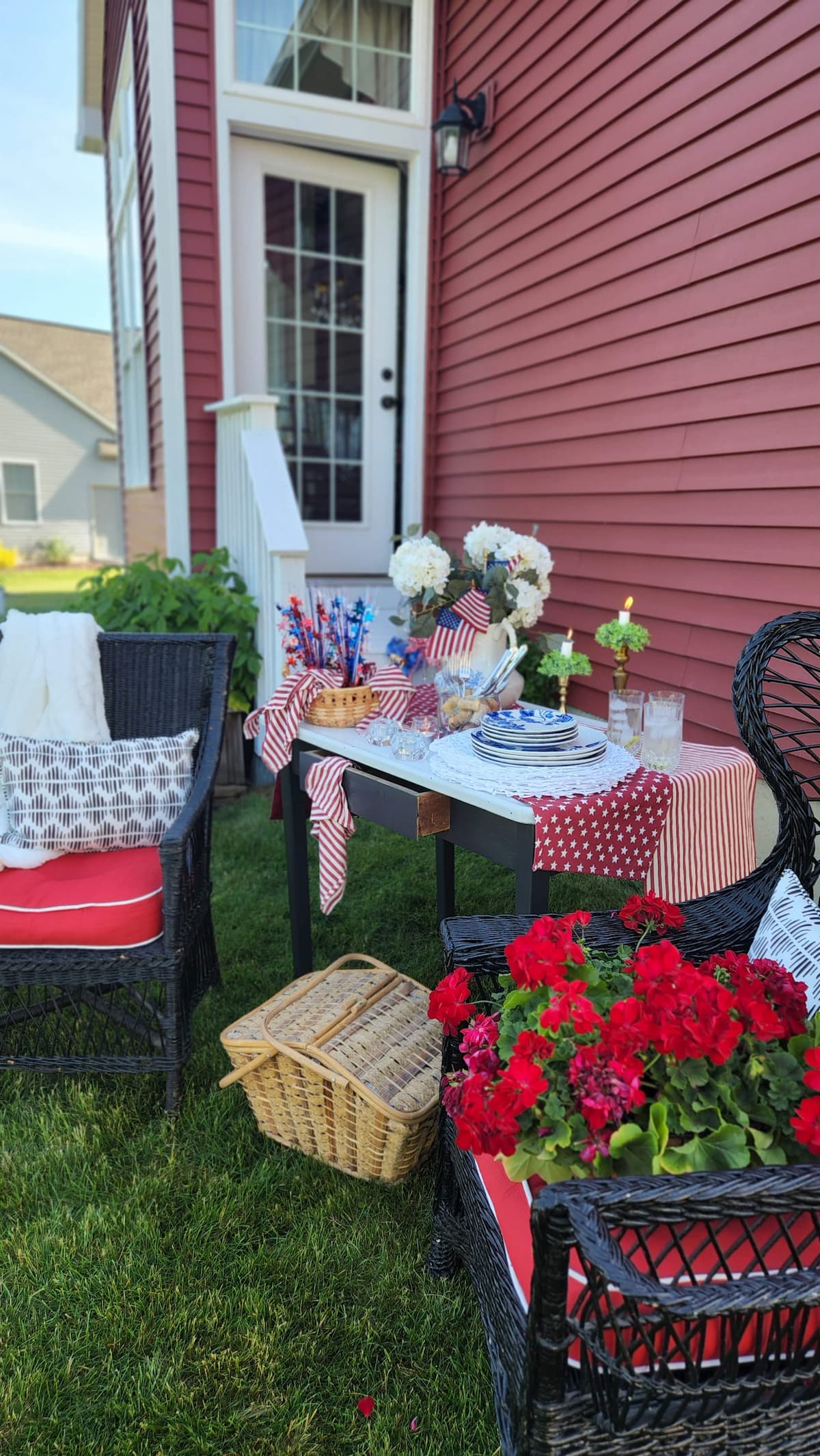 17 Festive Memorial Day Table Decor Ideas That Are Easy