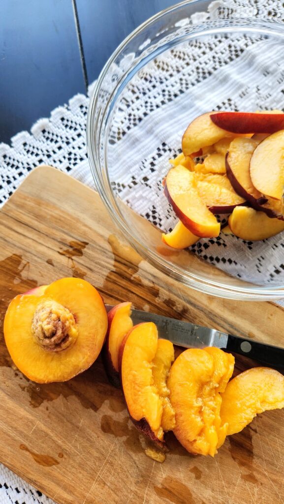 sliced peaches in a glass bowl