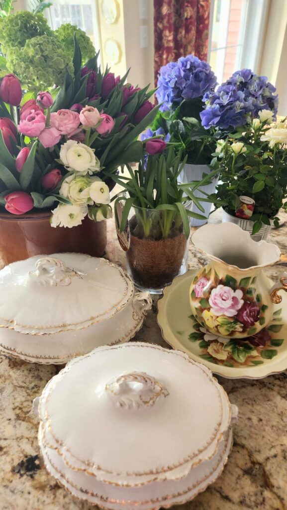 white ceramic casserole dishes with lids that are vintage 