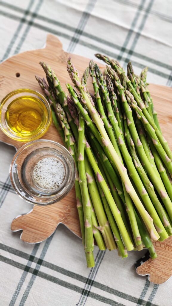 asparagus seasoned with black pepper, salt and olive oil